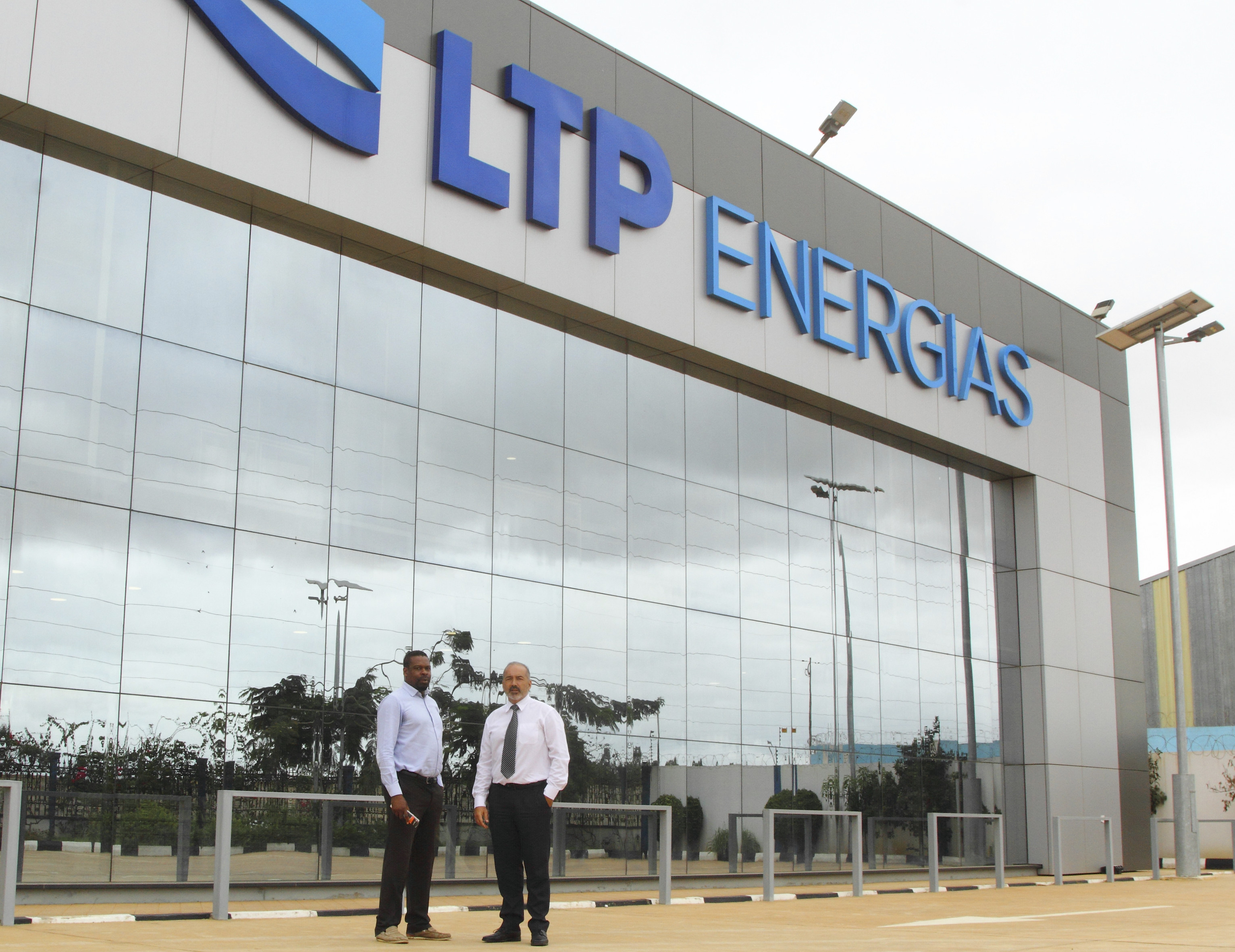 Carlos Garcia, commercial director, and Luís Figueiredo, general director of LTP Energias, in front of the company headquarters. - Credits: Lídia Onde