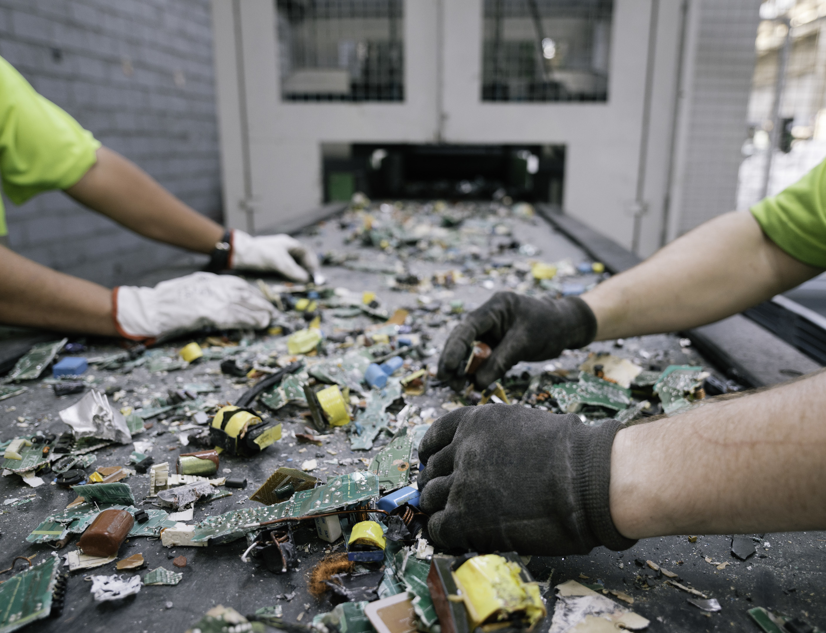 Pretreatment and mechanical dismantlement of electronic cards. Each year, 25,000 tonnes of WEEE are crushed and ground up at the firm’s two sites in Le Havre in order to recover their precious contents - Credits: Olivier Roche