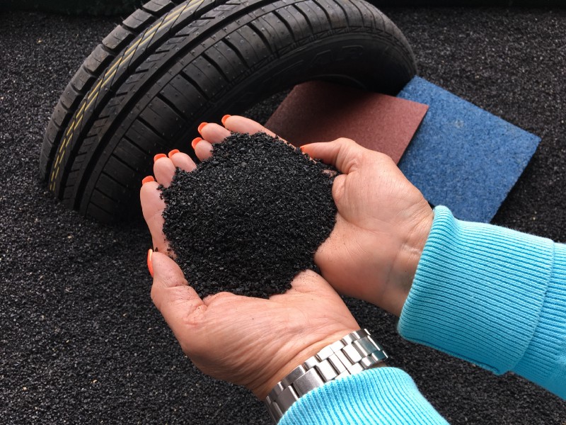 Tyres are crushed into powder granules, which are mixed with a sealing formula to create the waterproofing- Credits Andrés García (Trisol)